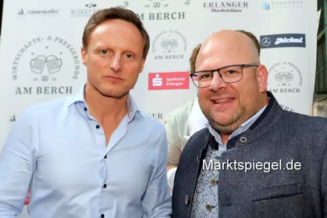Philipp Schneider (li.), Geschäftsführer der MAUSS BAU GmbH und Bastian Zaar, Regionaler Verkaufsleiter der Erlanger Nachrichten.