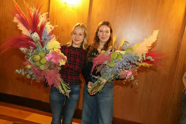 Vorjahres-Christkind Teresa Windschall (l.) gratuliert ihrer Nachfolgerin Nelli Lunkenheimer. Bald ist es wieder soweit: Die Stadt Nürnberg wählt ein neues Christkind für 2025/2026. 
 | Foto: Udo Dreier