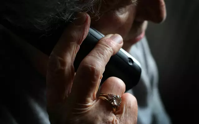 Im Kampf gegen sogenannte Schockanrufe organisierter Betrügerbanden vernetzt sich die Polizei internationaler.  | Foto: Karl-Josef Hildenbrand/dpa (Symbolbild)