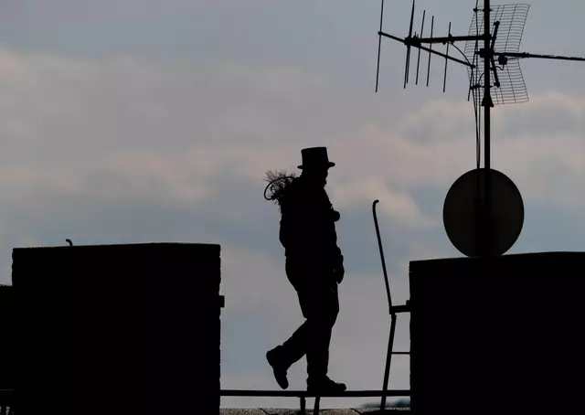 Schwindelfrei sollte man sein: Die Schornsteinfeger-Branche freut sich über besonders viele Auszubildende im vergangenen Jahr.  | Foto: Robert Michael/dpa-Zentralbild/dpa (Archivbild)