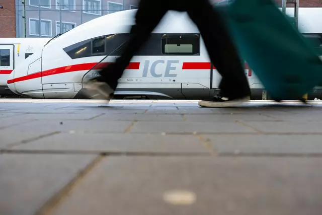 Das Zugpersonal begründete das Ende Fahrt damit, dass der ICE zu verdreckt sei, um weiterzufahren. (Symbolbild) | Foto: Guido Kirchner/dpa