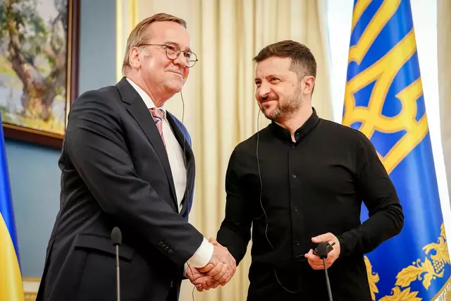 Gut gelaunt beim Waffengeschäft: Verteidigungsminister Boris Pistorius (SPD) und der ukrainische Präsident Wolodymyr Selenskyj.  | Foto: Kay Nietfeld/dpa