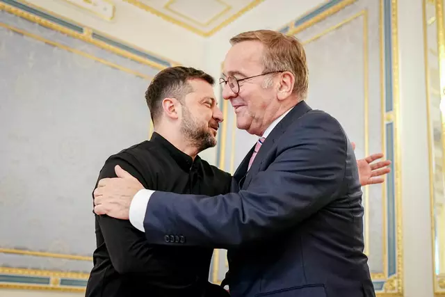 Deutschland gibt viel Geld, die Ukraine stellt Hightech-Waffen für eine neue Partnerschaft, die bei einem Pistorius-Besuch ausgehandelt wird. | Foto: Kay Nietfeld/dpa