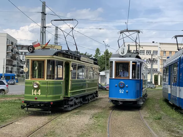 Anlässlich der Saisoneröffnung der historischen Straßenbahnlinie 0 sind die beiden Wagen am 7. Juni zusammen durch Krakau gefahren.
 | Foto: © VAG – Thomas Kübler