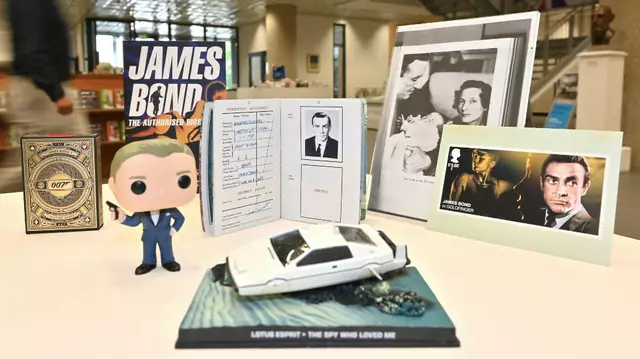 Im Stadtarchiv sind Exponate der Ausstellung «Liebesgrüße aus Wattenscheid» zu sehen - dazu zählt auch ein Replikat des Ausweises von James Bond, welches den Wattenscheider Geburtsort des Geheimagenten bescheinigt. | Foto: -/Stadt Bochum/dpa