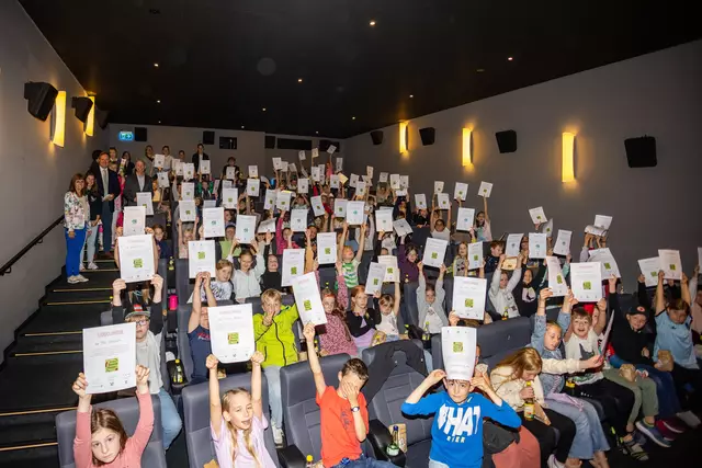 Als Dank an die Schülerinnen und Schüler gab es Urkunden und eine kostenlose Filmvorführung. | Foto: Landratsamt Fürth