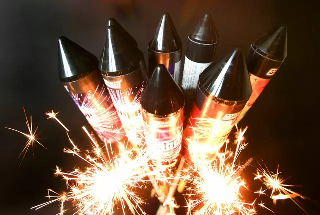 Die Deutsche Umwelthilfe plädiert dafür, den privaten Kauf und Gebrauch von Pyrotechnik zu Silvester dauerhaft zu beenden. Doch viele Menschen in Deutschland möchten sich ihr privates Feuerwerk zum Jahreswechsel nicht verbieten lassen. | Foto: Roland Weihrauch/dpa (Symbolbild)