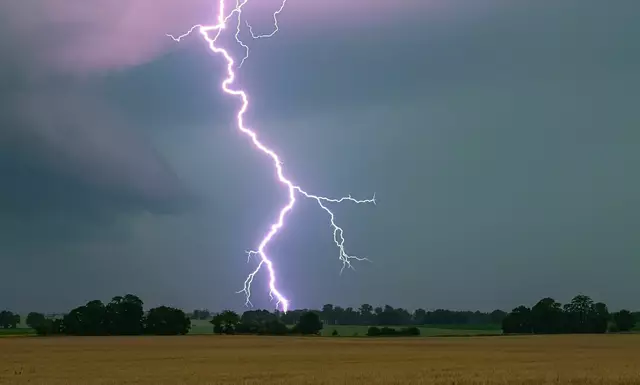 Am Wochenende soll es teils heftige Gewitter geben. | Foto: (Symbolbild)Patrick Pleul/dpa