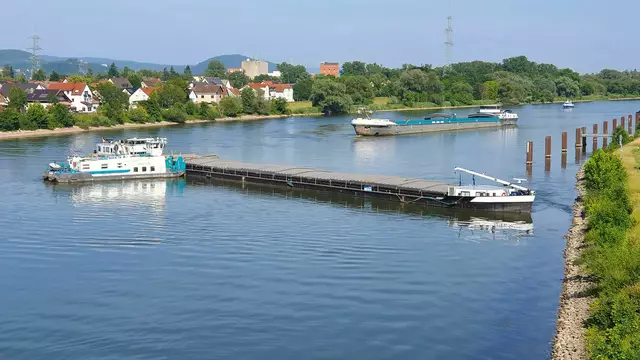 Die Einsatzkräfte versuchen, das festgefahrene Frachtschiff bei Regensburg zu bergen. | Foto: Günter Hammer/Verkehrspolizeiinspektion Regensburg/dpa