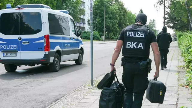 Am Dienstag veranlasste der Generalbundesanwalt in Halle einen Polizeieinsatz.
 | Foto: Heiko Rebsch/dpa