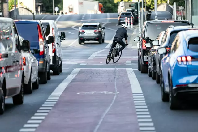 Eigene Fahrradstreifen können auch zwischen Fahrbahnen liegen.  | Foto: (Archivbild)Fabian Sommer/dpa
