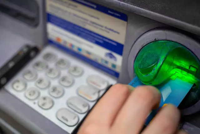 Mehr Transparenz bei Gebühren und mehr Schutz vor Betrug: EU-Staaten treiben neue Regeln voran. Das finden nicht alle gut.  | Foto: Fernando Gutierrez-Juarez/dpa-Zentralbild/dpa