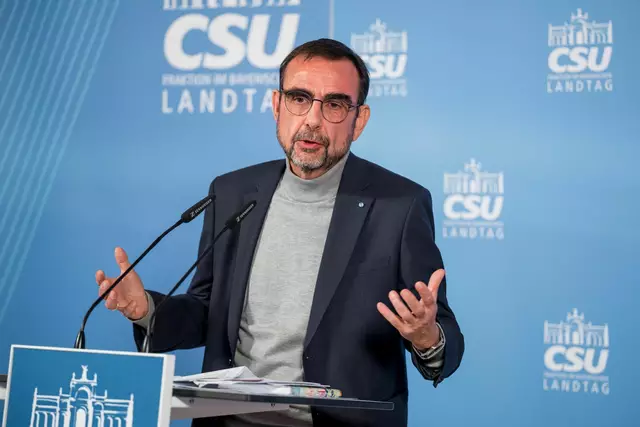 CSU-Fraktionschef Klaus Holetschek erhebt die Forderung, die Krankenhausreform auch unter sicherheitspolitischen Aspekten zu betrachten.  | Foto: Daniel Vogl/dpa