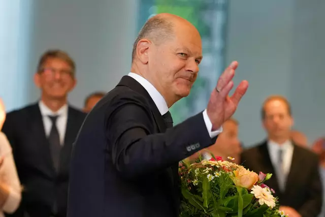 Er hat gut lachen: Scholz hat sich aus dem Kanzleramt verabschiedet - soll aber weiter ein Büro und mehr Mitarbeiter als geplant haben.  | Foto: Michael Kappeler/dpa