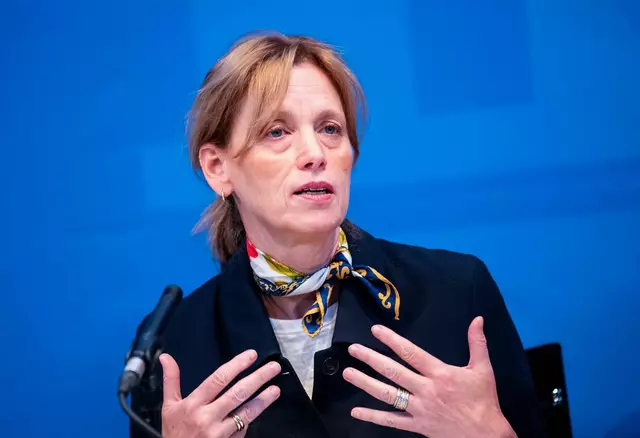 Die neue Bundesbildungsministerin Karin Prien (CDU) unterstützt ein Verbot der privaten Handynutzung an Grundschulen. | Foto: Daniel Bockwoldt/dpa