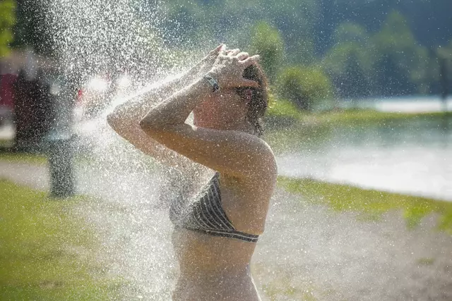 Am Sonntag wird der Höhepunkt einer kurzen Hitzewelle erreicht. (Symbolbild) | Foto: Thomas Warnack/dpa