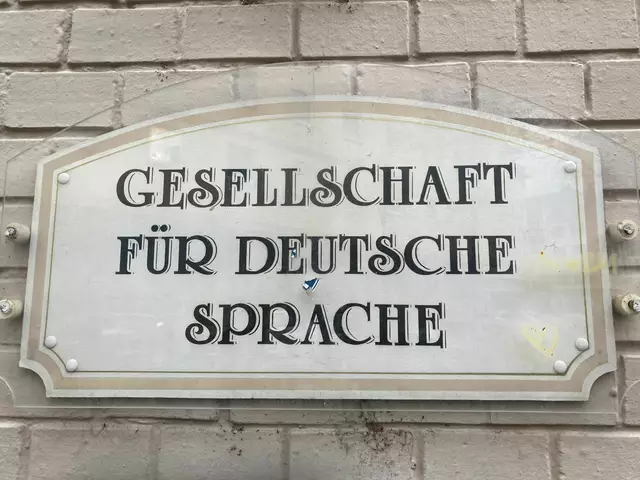Die Sprachwissenschaftler der Gesellschaft für deutsche Sprache beraten Standesämter, ob ein Vorname eingetragen werden kann oder nicht.  | Foto: (Archivbild)Jens Albes/dpa