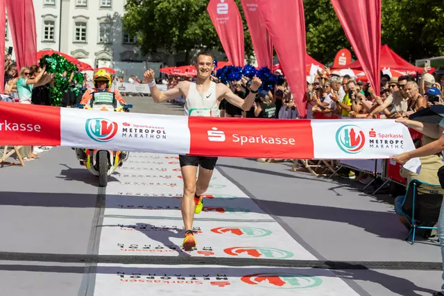 Philipp Karpeles, der Sieger des Sparkassen Metropol-Marathon beim Zieleinlauf auf der Fürther Freiheit. | Foto: Norbert Mittelsdorf