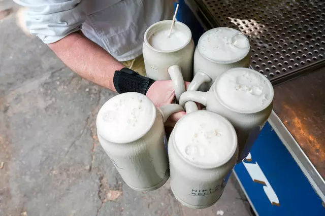 Bier gehört zur fränkischen Kirchweih dazu.  | Foto: (Archivbild)Daniel Vogl/dpa