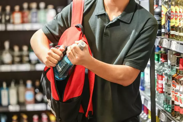 Supermärkte, Drogerien und andere Geschäfte beklagen pro Jahr einen hohen Schaden durch Diebstahl - von Kunden, Beschäftigten, Lieferanten und Servicekräften. (gestellte Szene) | Foto: Oliver Berg/dpa