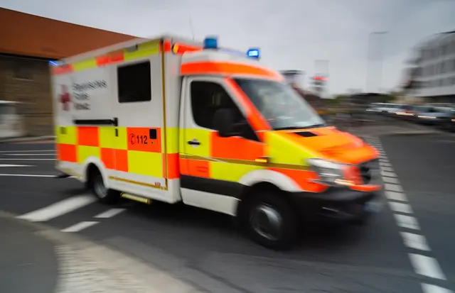 Der verletzte Fußgänger wurde vom Rettungsdienst in ein Krankenhaus gebracht. (Symbolbild) | Foto: Nicolas Armer/dpa