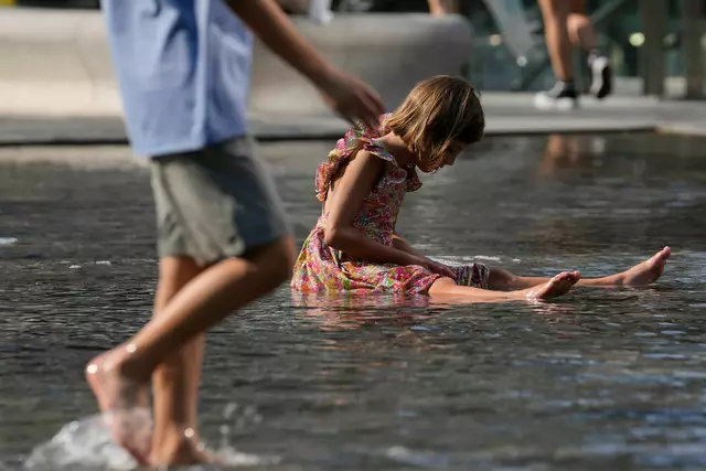 Die Schulen in Italien haben im Sommer über viele Wochen geschlossen - nicht allen gefällt das.  | Foto: Luca Bruno/AP/dpa (Archivbild)