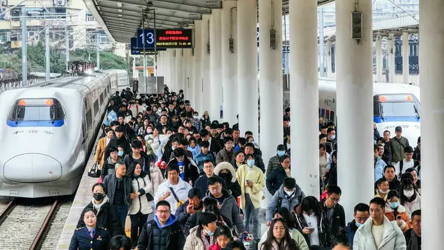 In China gelten die großen Feste als Hauptreisezeit.  | Foto: Liu Mu/XinHua/dpa (Archivbild)
