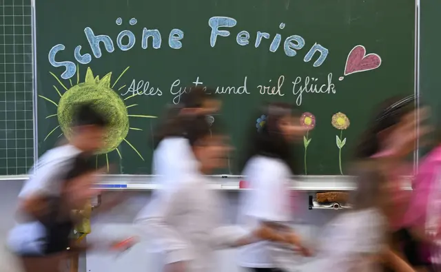 Auf sechs Wochen Sommerferien können sich Schülerinnen und Schüler in Deutschland freuen.  | Foto: Bernd Weißbrod/dpa (Archivbild)