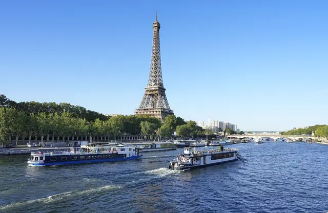 In Paris sind im August wegen der Ferien deutlich weniger Menschenmassen unterwegs.  | Foto: -/kyodo/dpa (Archivbild)