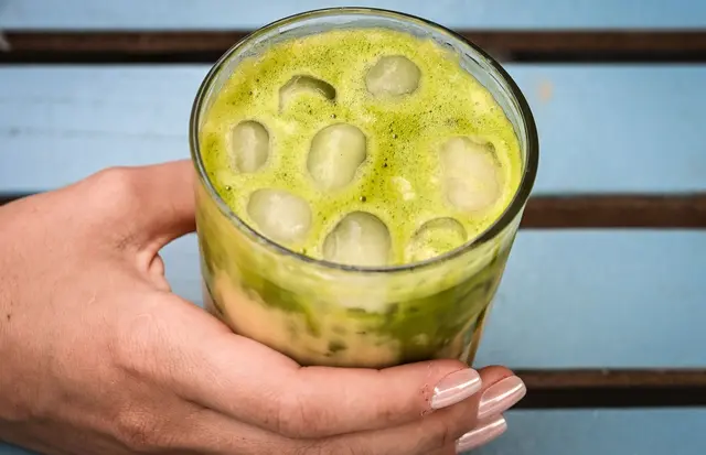 Iced Matcha Latte ist inzwischen für viele eine Alternative zu Eiskaffee (welcher Art auch immer). | Foto: Jens Kalaene/dpa (Symbolbild)