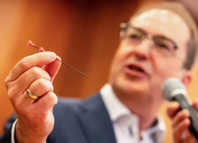 Dobrindt warnt vor der Gefahr der Waffe. | Foto: Michael Kappeler/dpa