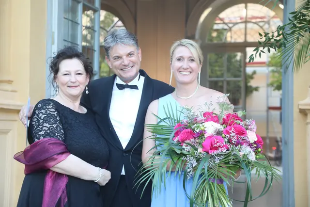 FAU-Präsident Prof. Dr.-Ing. Joachim Hornegger mit Gattin Belinda (links) und Schlossgartenfest-Macherin Birgit Baumgart.