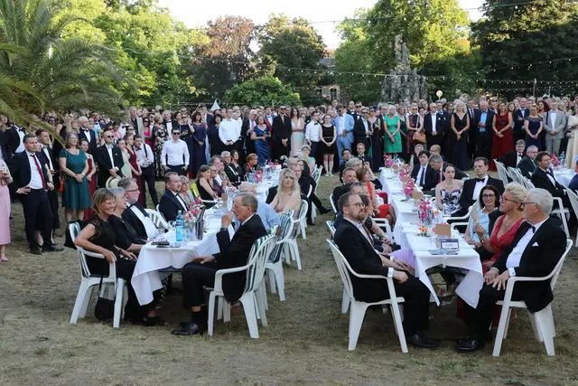Die prominenten Gäste des Schlossgartenfestes vor der Orangerie.