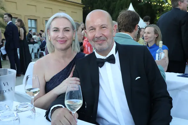 Stephan Hollmann, Geschäftsleiter Segmüller Nürnberg, mit Begleitung. 