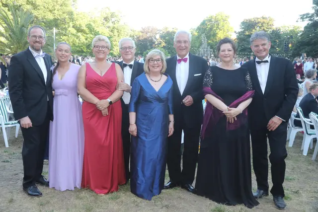 Von links: Erlangens OB Dr. Florian Janik (SPD) mit Lebensgefährtin Lisa Kaufmann, Christian Zens (Kanzler der Friedrich-Alexander-Universität Erlangen-Nürnberg / FAU) mit Ehefrau Birgit, Bayerns Innenminister Joachim Herrmann (CSU) mit Gattin Gerswid und FAU-Präsident Prof. Dr.-Ing. Joachim Hornegger mit Ehefrau Belinda.