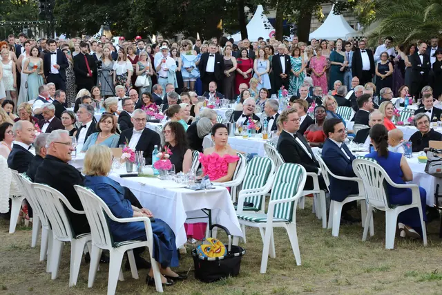 Die prominenten Gäste des Schlossgartenfestes vor der Orangerie.