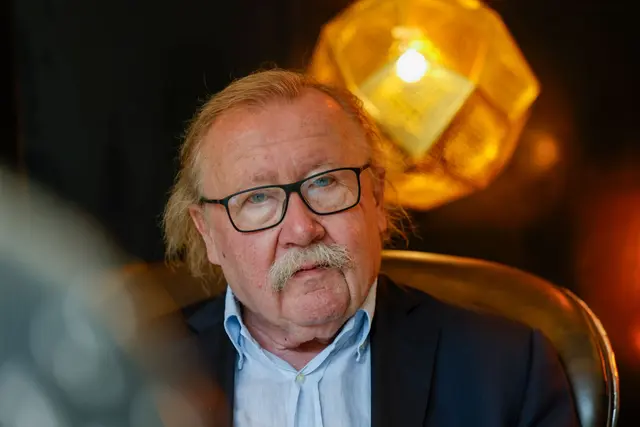 Der Philosoph Peter Sloterdijk spricht sich für ein Handyverbot für Kinder und Jugendliche aus. | Foto: Thomas Banneyer/dpa