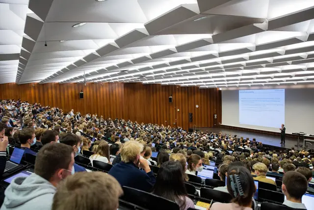 Die Zahl der Studiengänge ohne Zugangsbeschränkungen steigt in Deutschland weiter an.  | Foto: Rolf Vennenbernd/dpa (Archivbild)