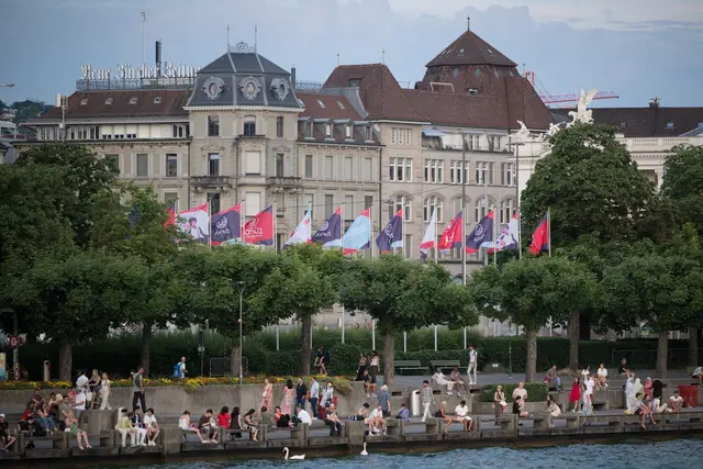 Die EM-Fahnen wehen am Ufer des Zürichsees. | Foto: Sebastian Christoph Gollnow/dpa