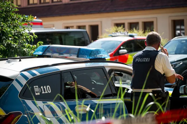 Zahlreiche Kräfte von Polizei und Rettungsdienst rückten aus.
| Foto: Daniel Vogl/dpa