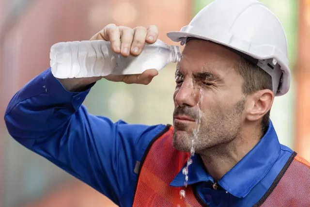 Auf Baustellen ist die Hitze in den Sommermonaten oftmals unerträglich. Es drohen gesundheitliche Schäden. | Foto: JU.STOCKER-stock.adobe.com (Symbolbild)