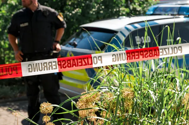 Die Kriminalpolizei sicherte am Tatort Spuren. | Foto: Daniel Vogl/dpa