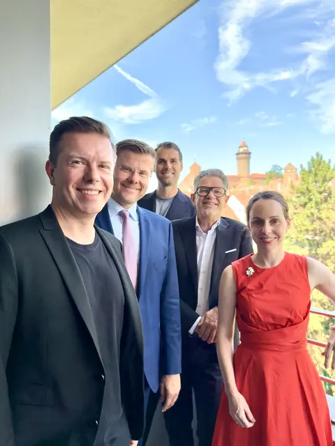 Zwischennutzung im ehemaligen Kaufhof-Gebäude (v.l.): Christian Greiner (Inhaber und Aufsichtsratsvorsitzender Rudolf Wöhrl SE), Oberbürgermeister Marcus König, die Vorstände Tobias Triebel und Thomas Weckerlein sowie Nürnbergs Wirtschafts- und Wissenschaftsreferentin Dr. Andrea Heilmaier. | Foto: Florian Ehlert / Stadt Nürnberg