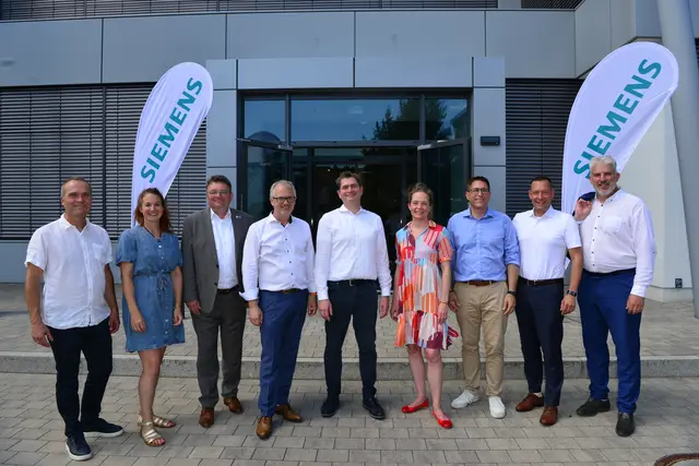 Frank Richartz (Wirtschaftsförderung Nürnberger Land), Dr. Mirjam Pekar-Milicevic (Wirtschaftsförderung Stadt Lauf), Lars Hagemann und Johannes Bisping (IHK Nürnberg für Mittelfranken), Stephan Schlauß (Siemens Global Head of Manufacturing Motion Control), Dr. Sarah Söder (Siemens Global P&amp;O Business Partner - Business Unit Motion Control), Betriebsleiter Frank Endres, Landrat Armin Kroder und Bürgermeister Thomas Lang bei der heutigen Veranstaltung am Unternehmensstandort in der Laufer Industriestraße.
  | Foto: Andreas Kirchmayer/ Stadt Lauf
