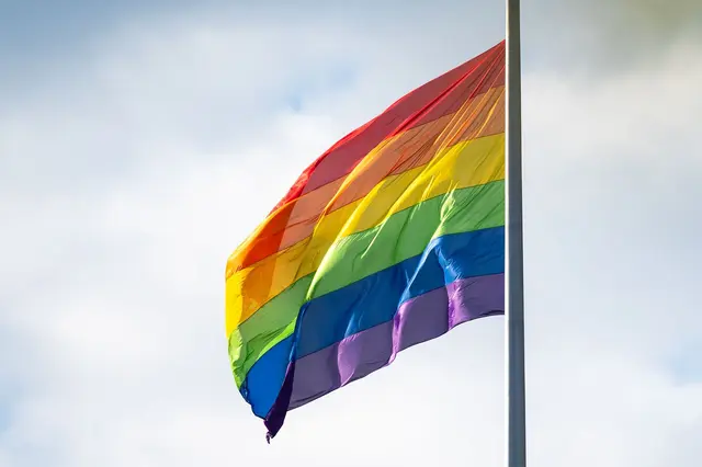 Bundeskanzler Merz möchte die Regenbogenflagge am Bundestag nur an einem Tag gehisst sehen.  | Foto: Christophe Gateau/dpa (Archivbild)