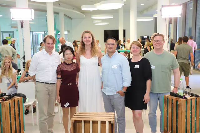 Spannender Recap 2025  mit vielen interessierten Zuhörern (v.l.): Gastgeber Michael Oschmann (Sellwerk), Marie Tai (Genereal Partner, Spacewalk VC), Flora Geske (CEO, SummAI), Güven Karakuzu (CEO, IT Labs), Dorothee Brommer (CEO, Brommer Consulting ) und Benjamin Bauer (CEO, ZOLLHOF).  | Foto: Jürgen Friedrich