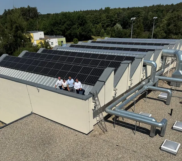 Hoch hinauf ging es für (v.l.n.r.) Clemens Bloß, Geschäftsführer Interkommunale Energie Allianz, Bürgermeisterin Sarah Höfler aus Cadolzburg sowie Bürgermeister Rainer Gegner aus Roßtal und Landrat Bernd Obst während der offiziellen Inbetriebnahme der Photovoltaikanlage auf dem Dach der Mehrzweckhalle in Wachendorf. Sie ist eine von bereits vier umgesetzten Anlagen der im vergangenen Jahr gegründeten Interkommunalen Energie Allianz. | Foto: Landkreis Fürth