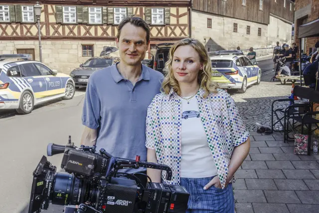 Fabian Hinrichs (Rolle: Felix Voss) und Rosalie Thomass (Rolle: Emmy Rathgeber).
 | Foto: BR/Claussen+Putz Filmproduktion GmbH/Hendrik Heiden