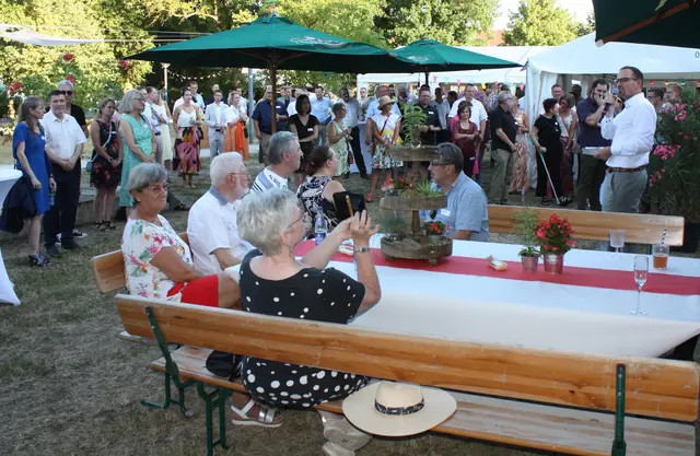 Oberbürgermeister Peter Reiß (r.) begrüßt die Gäste und gibt es Startschuss zur Eröffnung des Sommerempfangs 2025. | Foto: Victor Schlampp