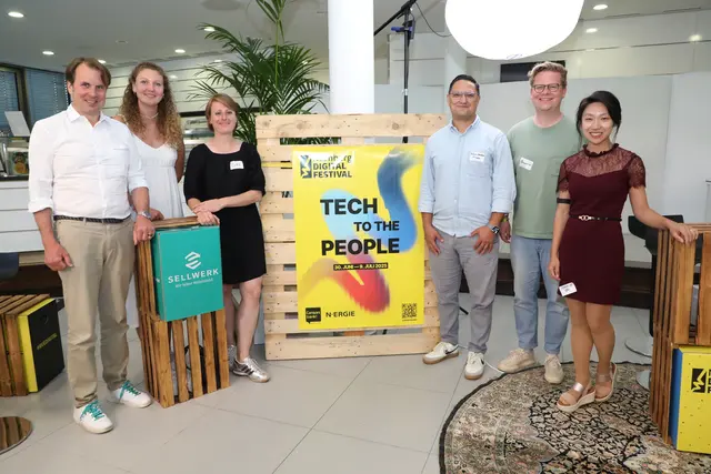 Spannende Erfahrungsberichte lieferten (v.l.): Gastgeber Michael Oschmann (Sellwerk), Flora Geske (CEO, SummAI), Dorothee Brommer (CEO, Brommer Consulting), Güven Karakuzu (CEO, IT Labs), Benjamin Bauer (CEO, ZOLLHOF), Marie Tai (Genereal Partner, Spacewalk VC).  | Foto: Jürgen Friedrich